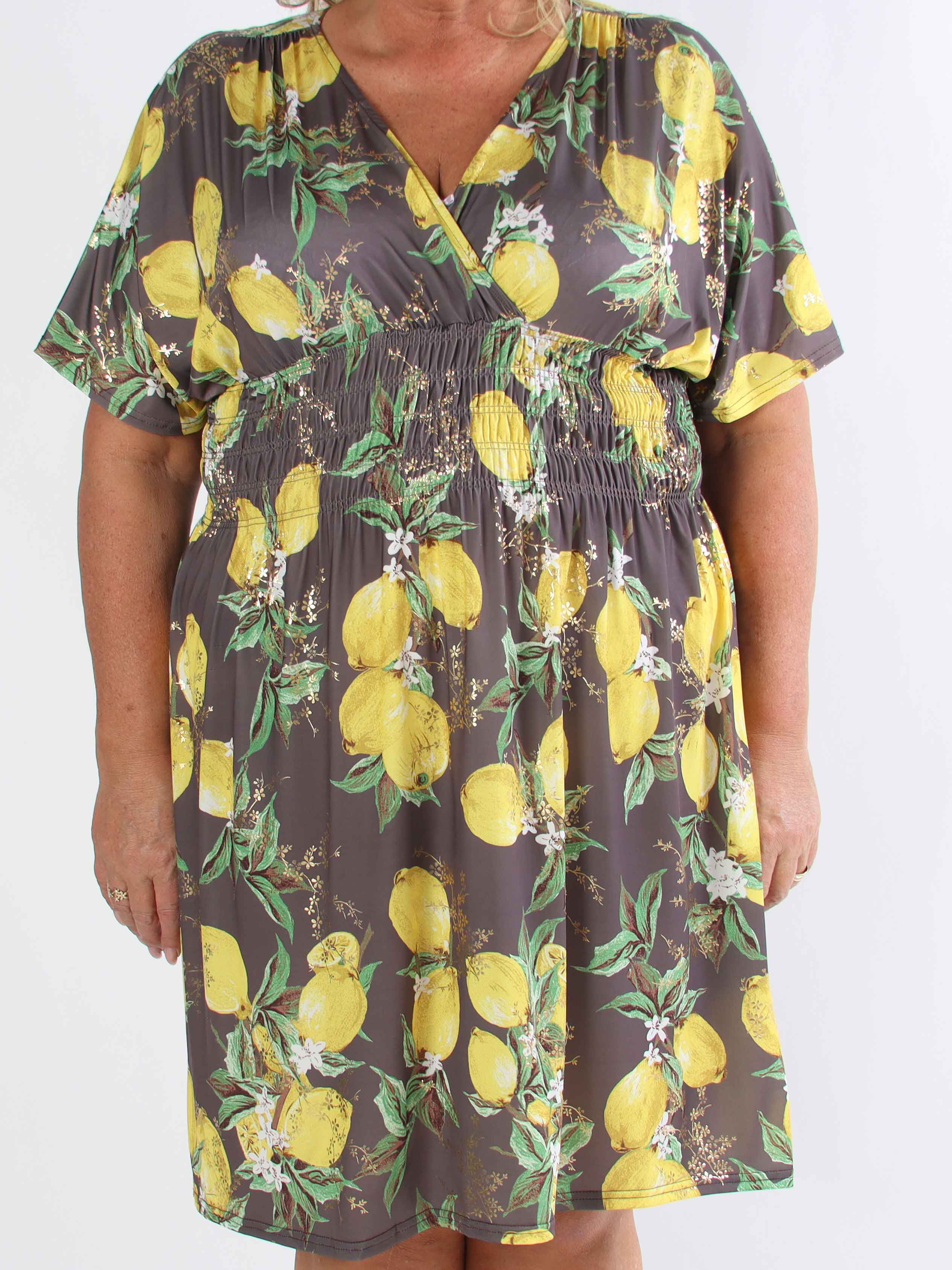 Pams Lemon Short - Plus size-klänning med citroner och gulddetaljer